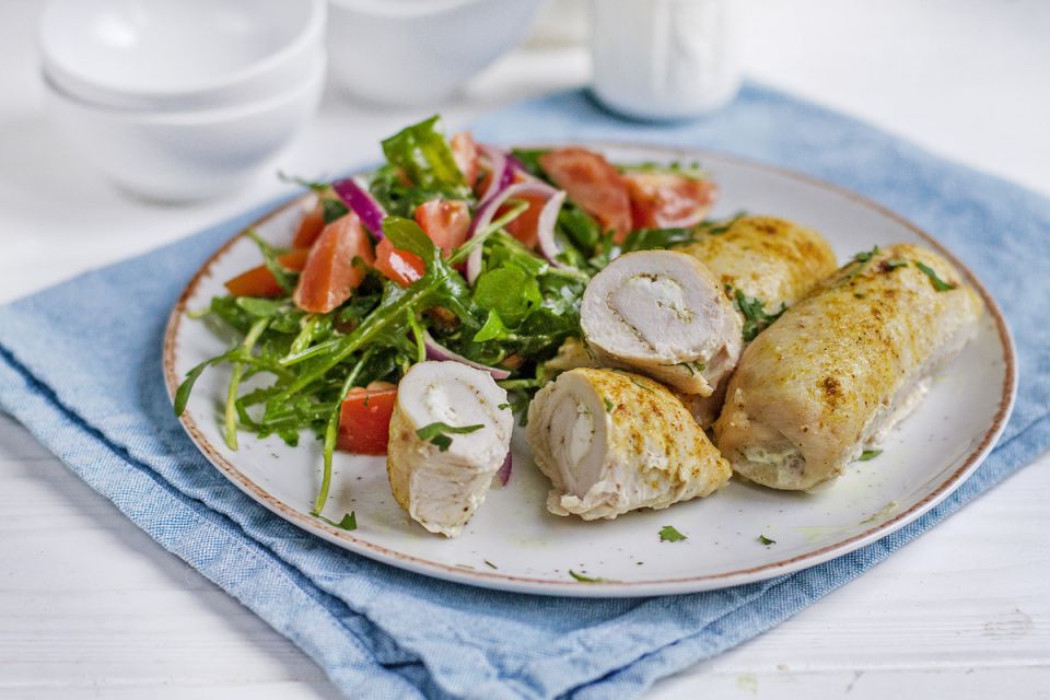 Нежные рулетики из индейки с творожным сыром и свежим салатом