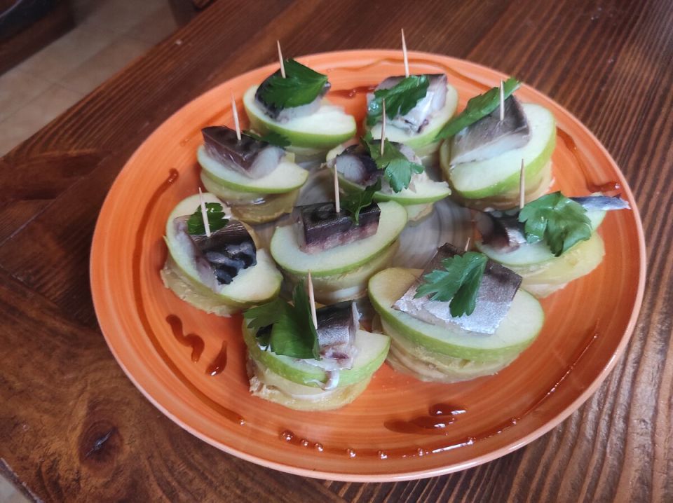 Вкусные закуски: канапе с рыбой и маринованным луком за полчаса