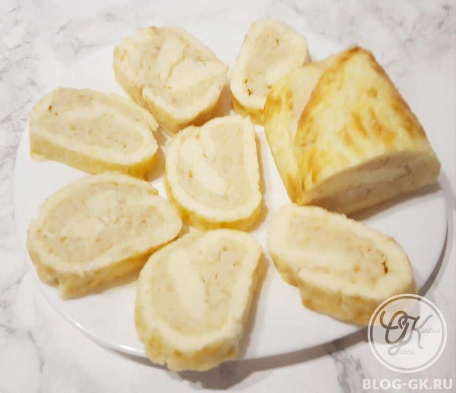 Вкусный яичный рулет с копченым сыром